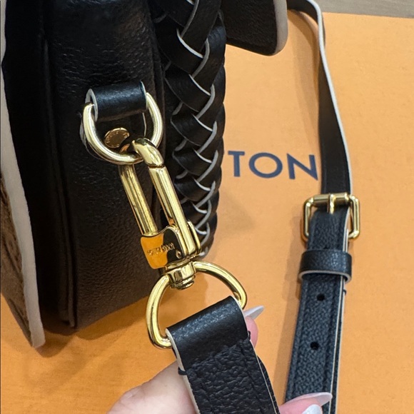 LOUIS VUITTON
Empreinte Braided Pochette Metis Black - Picture 12 of 14